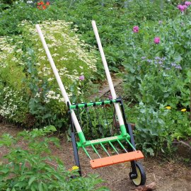 Mole gardener with spring-loaded teeth