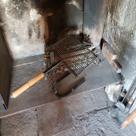 Rejilla y soporte de rejilla para cocinar en la chimenea.