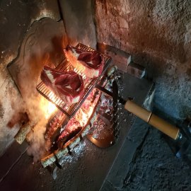 Rejilla y soporte de rejilla para cocinar en la chimenea.