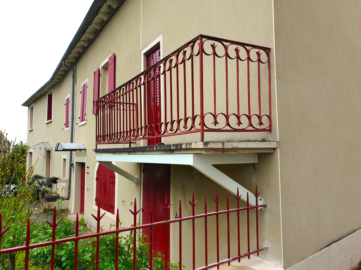 Balcony and balcony supports